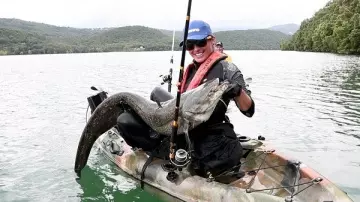 FISHING GIRL - LA FILLE QUI PÊCHE